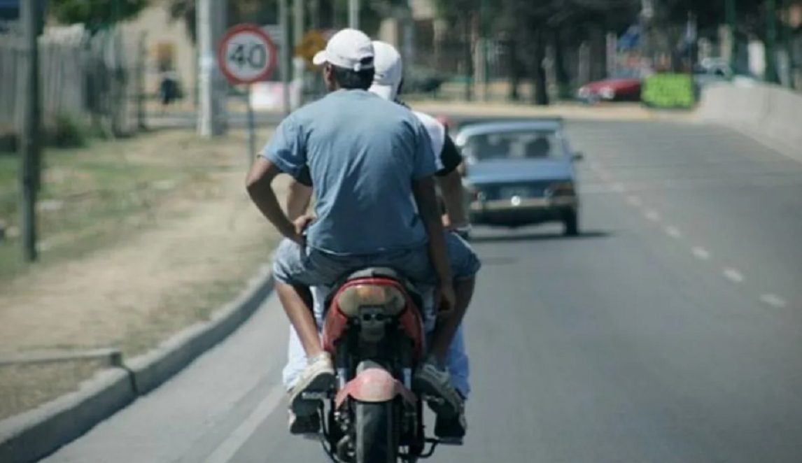Lo tiraron de la moto en plena ruta para vengar la pelea de su novia con otra mujer