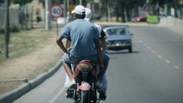 Lo tiraron de la moto en plena ruta para vengar la pelea de su novia con otra mujer