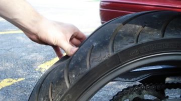 Tarde fatídica: se paró porque pinchó la moto y tres delincuentes lo asaltaron a punta de pistola