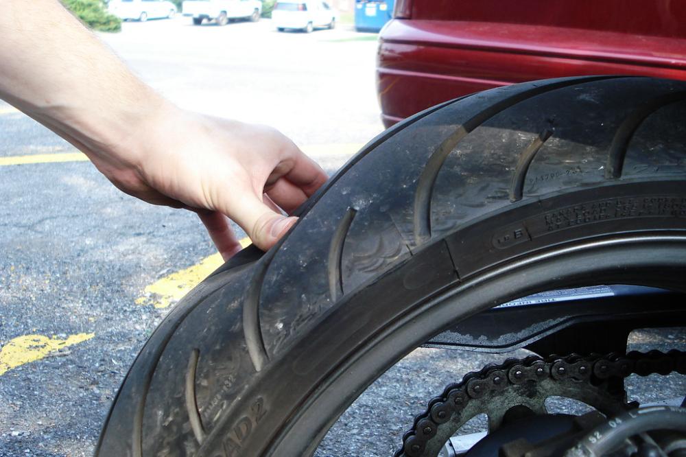 Tarde fatídica: se paró porque pinchó la moto y tres delincuentes lo asaltaron a punta de pistola