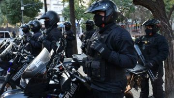 Denuncian a un policía de provocar el derrape de un adolescente y pegarle una patada en el suelo