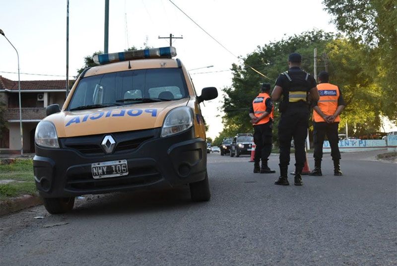 “Oreja” se topó con un operativo policial, arrojó la moto destartalada y escapó saltando tapias