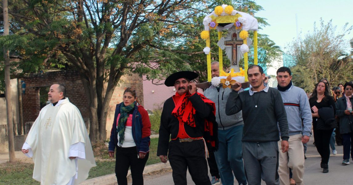 Emocionante procesión por las calles de Pinto en honor al Señor de los Milagros de Mailín