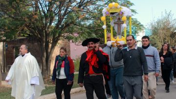 Emocionante procesión por las calles de Pinto en honor al Señor de los Milagros de Mailín