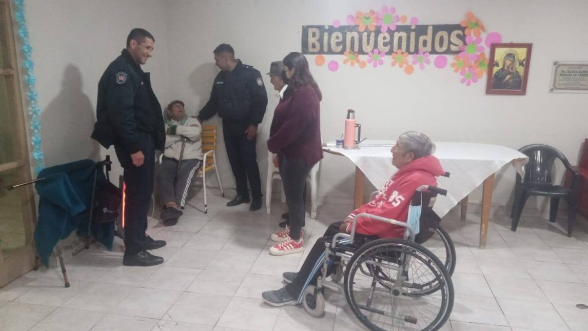 Termas: Emotivo reencuentro de policías con adultos mayores a los que habían asistido