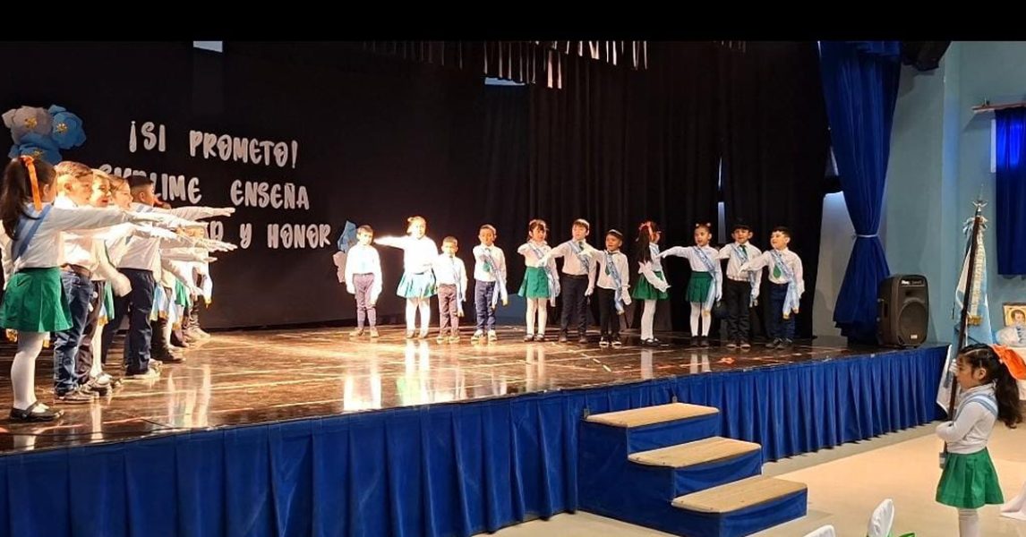 Niños de Jardín Municipal de Pinto prometieron cariño a la Bandera Nacional