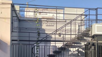 B° Alberdi: Qué canción esconde la particular reja de una casa