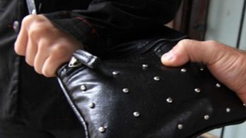 B° Vinalar: En la vereda de su casa le arrebataron la cartera con $468.000 y el celular