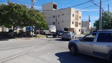 Conmoción: una mujer salió despedida del colectivo en movimiento y lucha por su vida