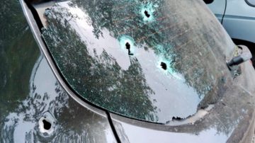 B° Sarmiento: atacaron a tiros un auto con una menor adentro con intenciones de robarles