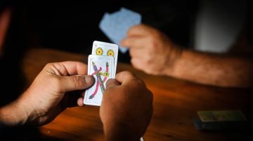 Lo apuñaló en pleno asado tras una pelea por el truco