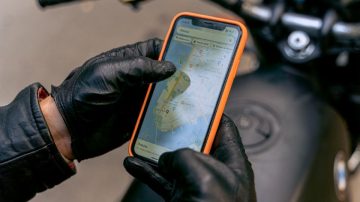 Entre 15 y 20 personas increparon y amenazaron a un Uber moto para robarle