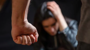 Agredió salvajemente a su mujer y destrozó muebles de la casa porque no la quiso acompañar