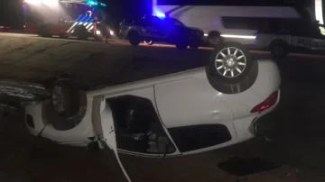 Alcoholizado al volante chocó un cantero y volcó en la Plaza Libertad