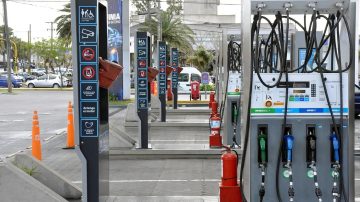 YPF bajará el precio del combustible, pero solo si vas de madrugada