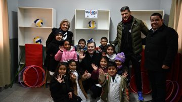 El gobernador habilitó obras en la escuela N° 101 de Upianita y entregó viviendas sociales en Manogasta