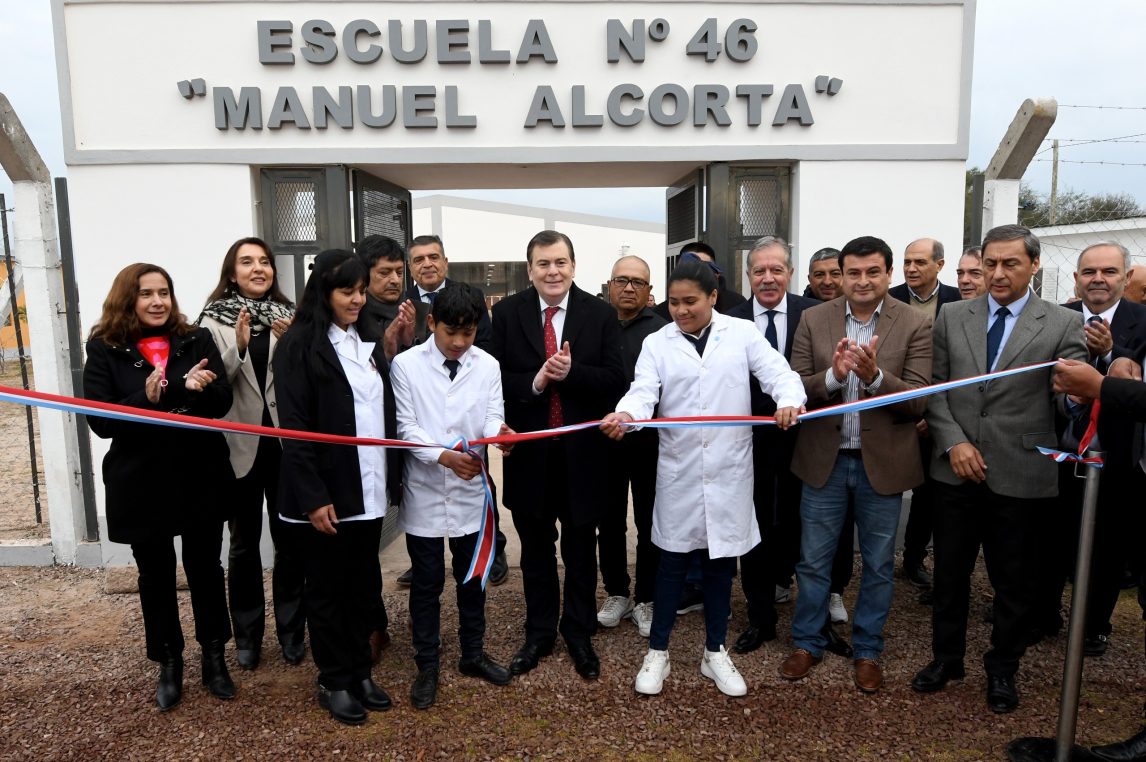 Remes ya cuenta con escuela renovada, internet gratuito y nuevas viviendas sociales
