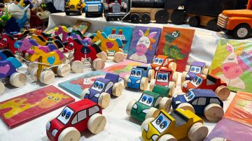 El dolor detrás de los juguetes de madera: el fuego destruyó su taller y ofrece lo último que le quedó en la feria artesanal