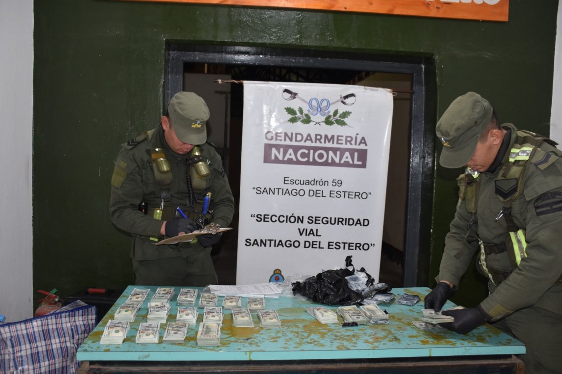 Ocultó casi 200.000 dólares dentro de dos ollas a vapor en un tour de compras