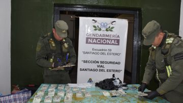 Ocultó casi 200.000 dólares dentro de dos ollas a vapor en un tour de compras