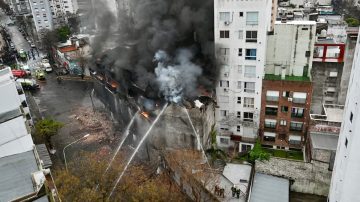 IMÁGENES | Feroz incendio consumió un depósito de electrodomésticos en La Plata