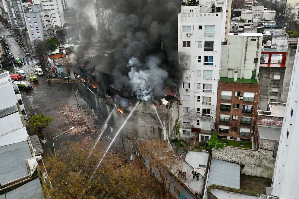 IMÁGENES | Feroz incendio consumió un depósito de electrodomésticos en La Plata