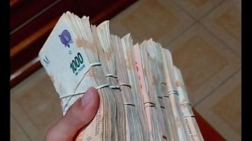 Ejemplo de honestidad: un vecino encontró una importante suma de dinero y la devolvió