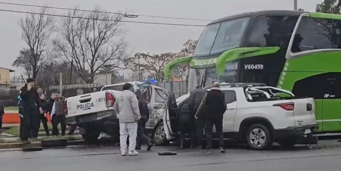 Un paciente psiquiátrico robó un patrollero y chocó un colectivo y una camioneta