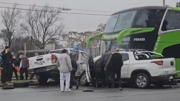 Un paciente psiquiátrico robó un patrollero y chocó un colectivo y una camioneta
