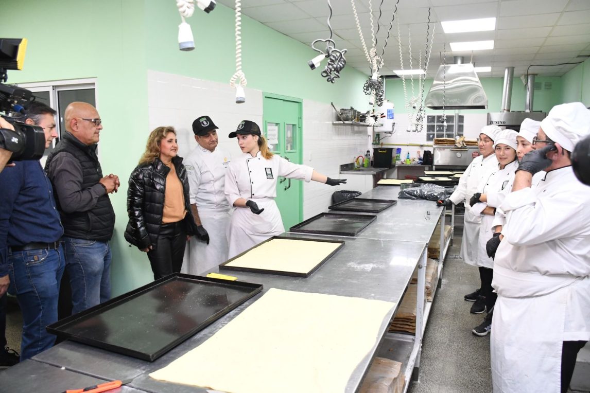 Elaboran un alfajor santiagueño de más de 2000 kilos para el “cumple” de la ciudad