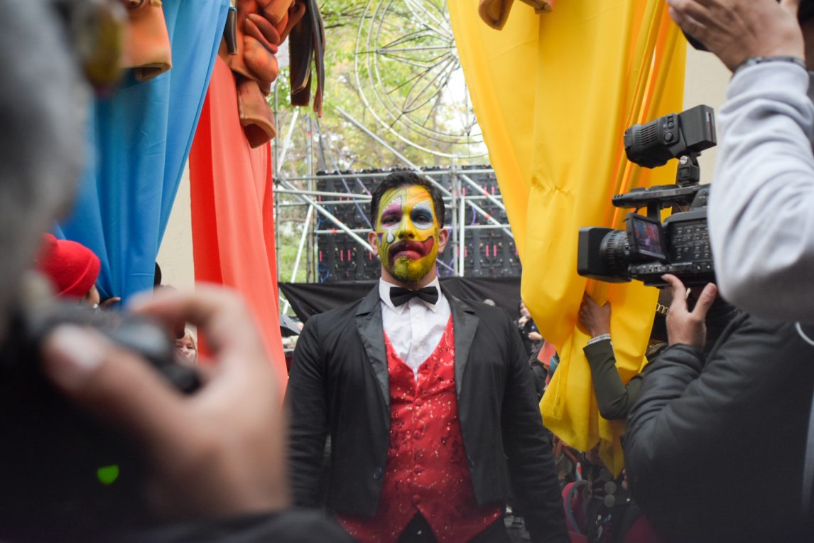 La Acción Teatral Urbana 2025 llenó de arte y color el centro de Santiago en su 472° aniversario