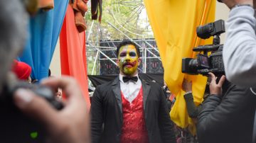 La Acción Teatral Urbana 2025 llenó de arte y color el centro de Santiago en su 472° aniversario