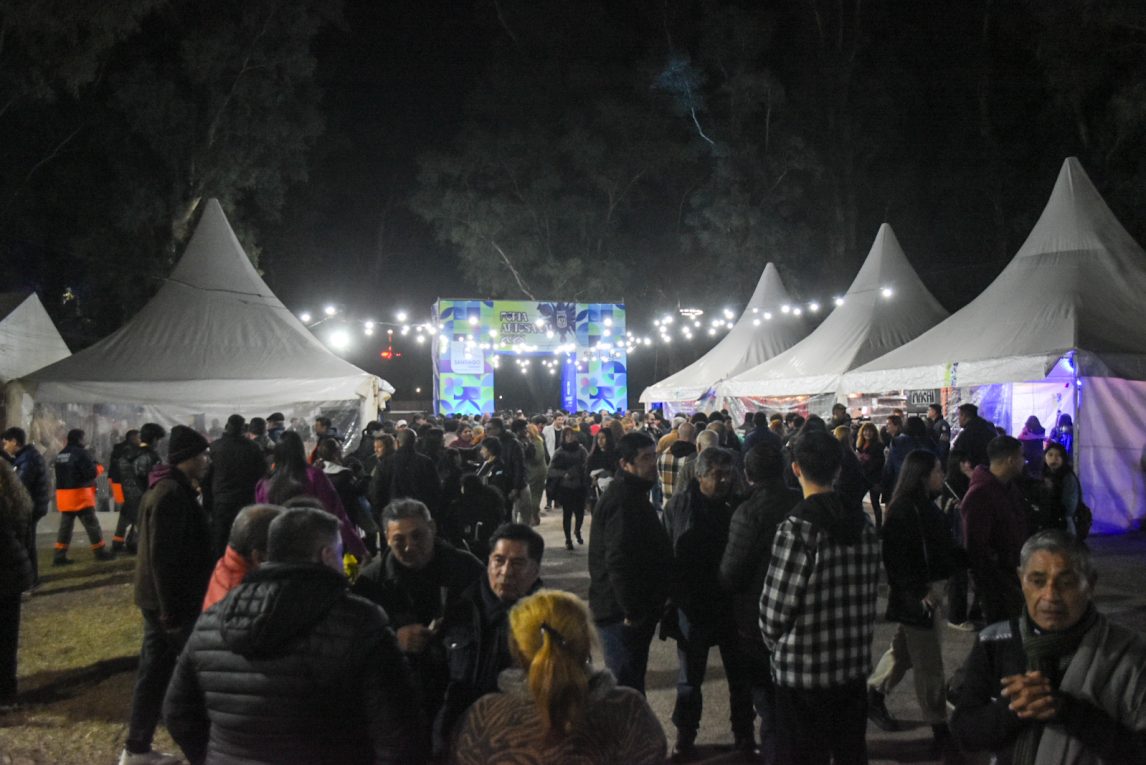 Por las lluvias se suspende hasta el domingo el desfile “Raíces en Movimiento” en la Feria Artesanal