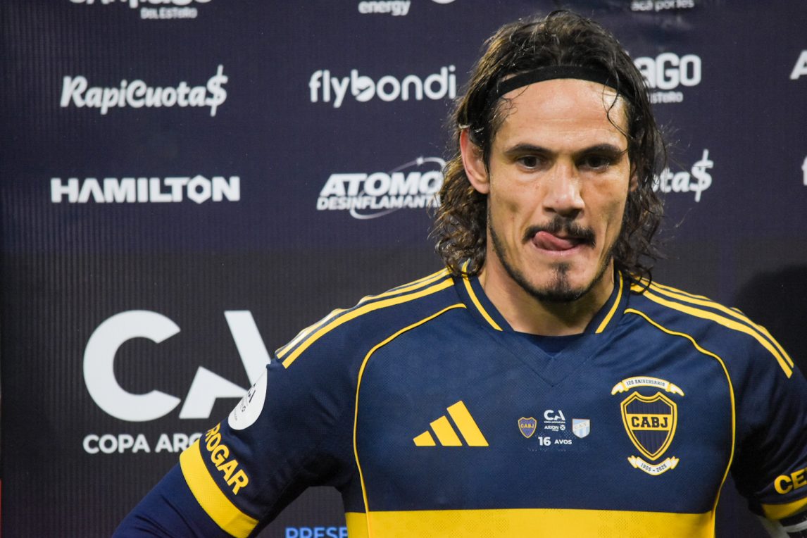 Cavani dejó atrás su mala racha sin convertir aunque en una dura derrota en Santiago del Estero