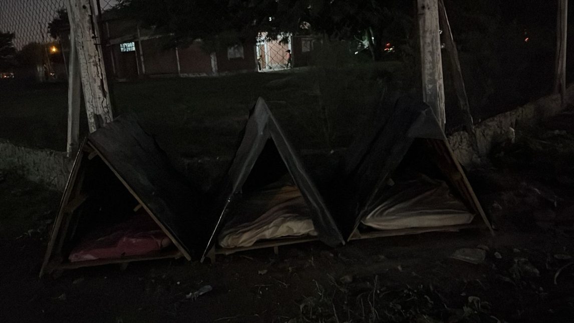 B° Campo Contreras: Desalmados quemaron las cuchas y robaron chalecos de perritos de la calle