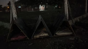 B° Campo Contreras: Desalmados quemaron las cuchas y robaron chalecos de perritos de la calle
