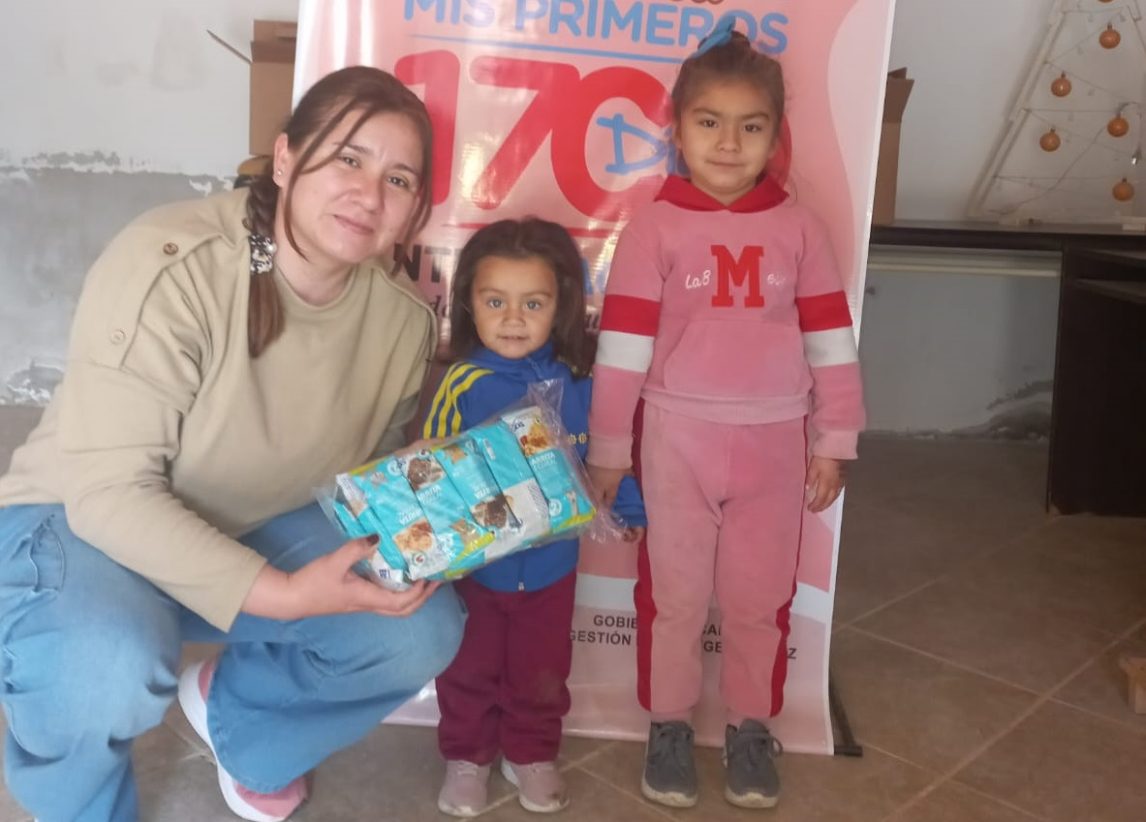 Más de 700 familias de Colonia El Simbolar reciben kits nutricionales del programa provincial Mis Primeros 1.700 Días