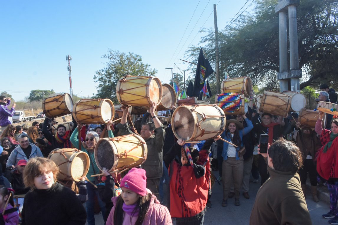 Mientras avanzan las columnas, mirá las mejores fotos de la XXIII Marcha de los Bombos