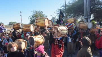 Mientras avanzan las columnas, mirá las mejores fotos de la XXIII Marcha de los Bombos