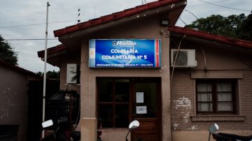 Motociclista que circulaba sin casco quedó gravemente herida tras chocar con una Kangoo