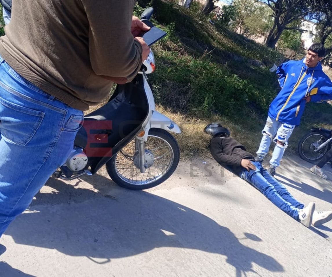 Más vale prevenir: Tuvo un fuerte accidente y el casco mitigó los golpes