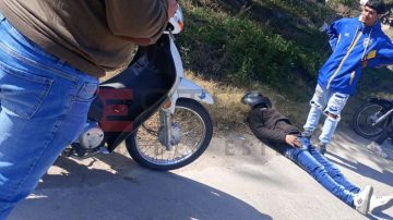 Más vale prevenir: Tuvo un fuerte accidente y el casco mitigó los golpes