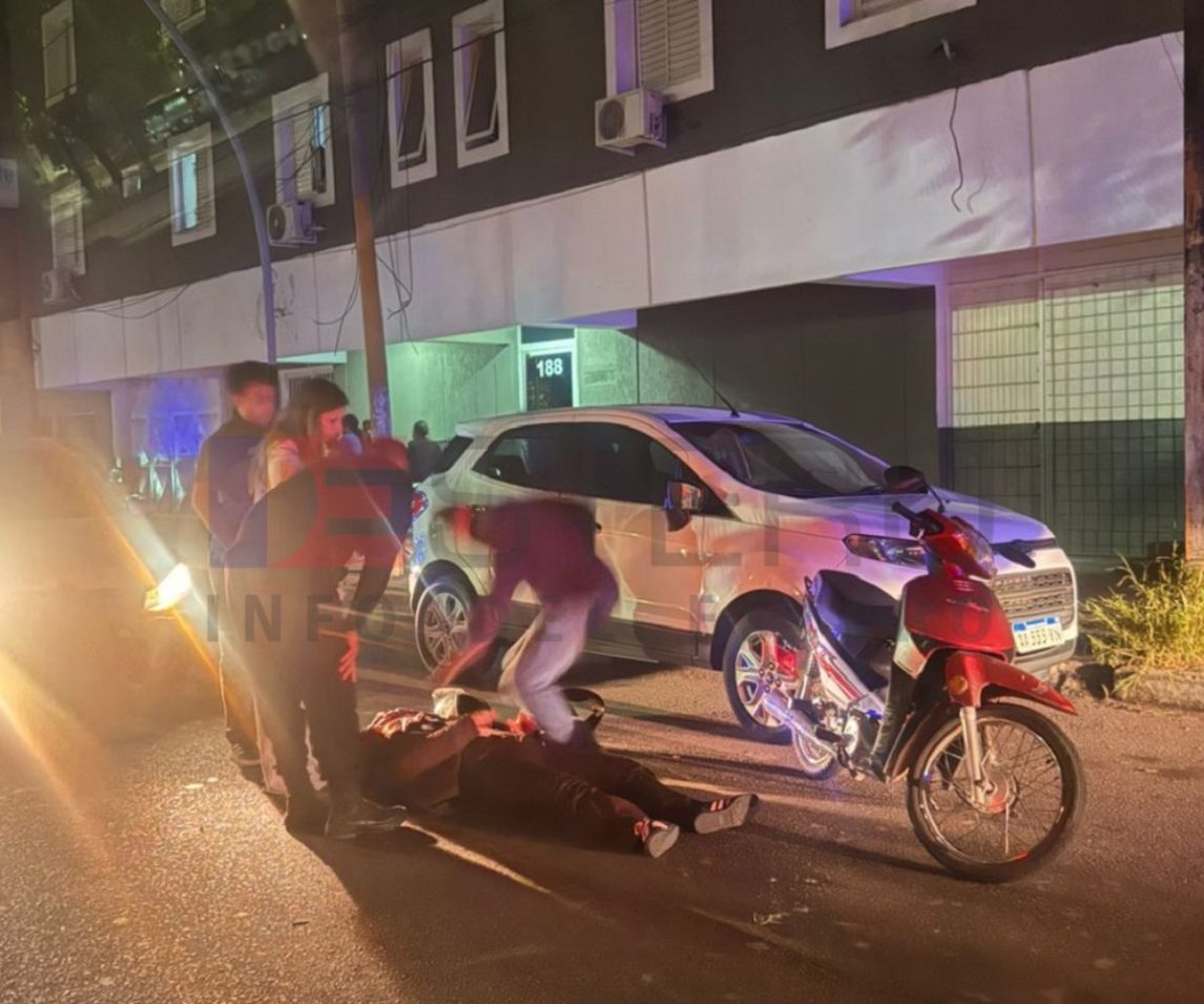 El accidente vial de cada día: Mujer que conducía una moto fue embestida en pleno centro