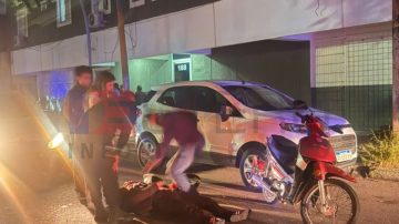 El accidente vial de cada día: Mujer que conducía una moto fue embestida en pleno centro
