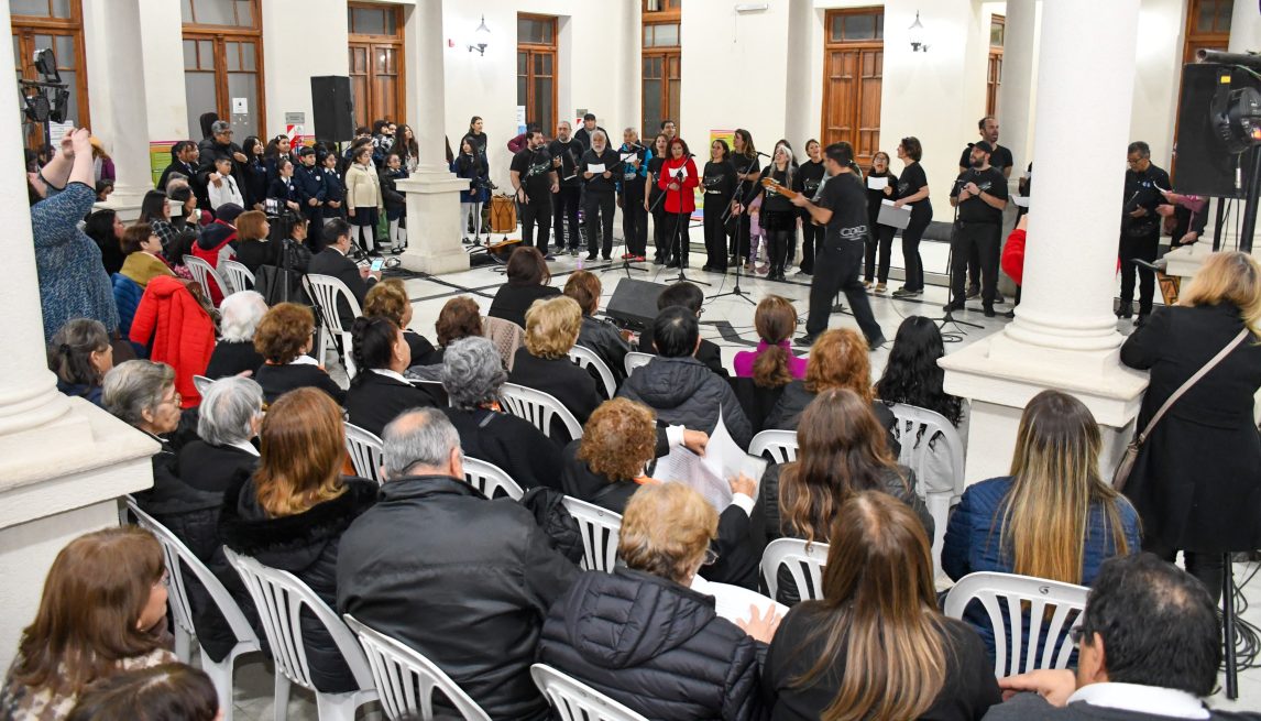 El patio de la Municipalidad fue escenario del Encuentro Coral de Música Popular