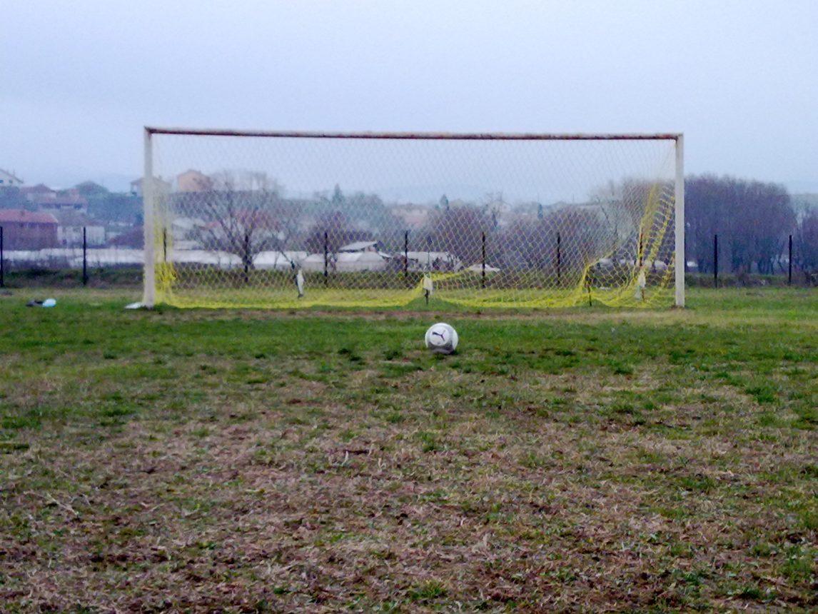 Sexagenario jugaba al fútbol, se desplomó y murió camino al hospital