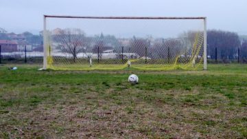 Sexagenario jugaba al fútbol, se desplomó y murió camino al hospital