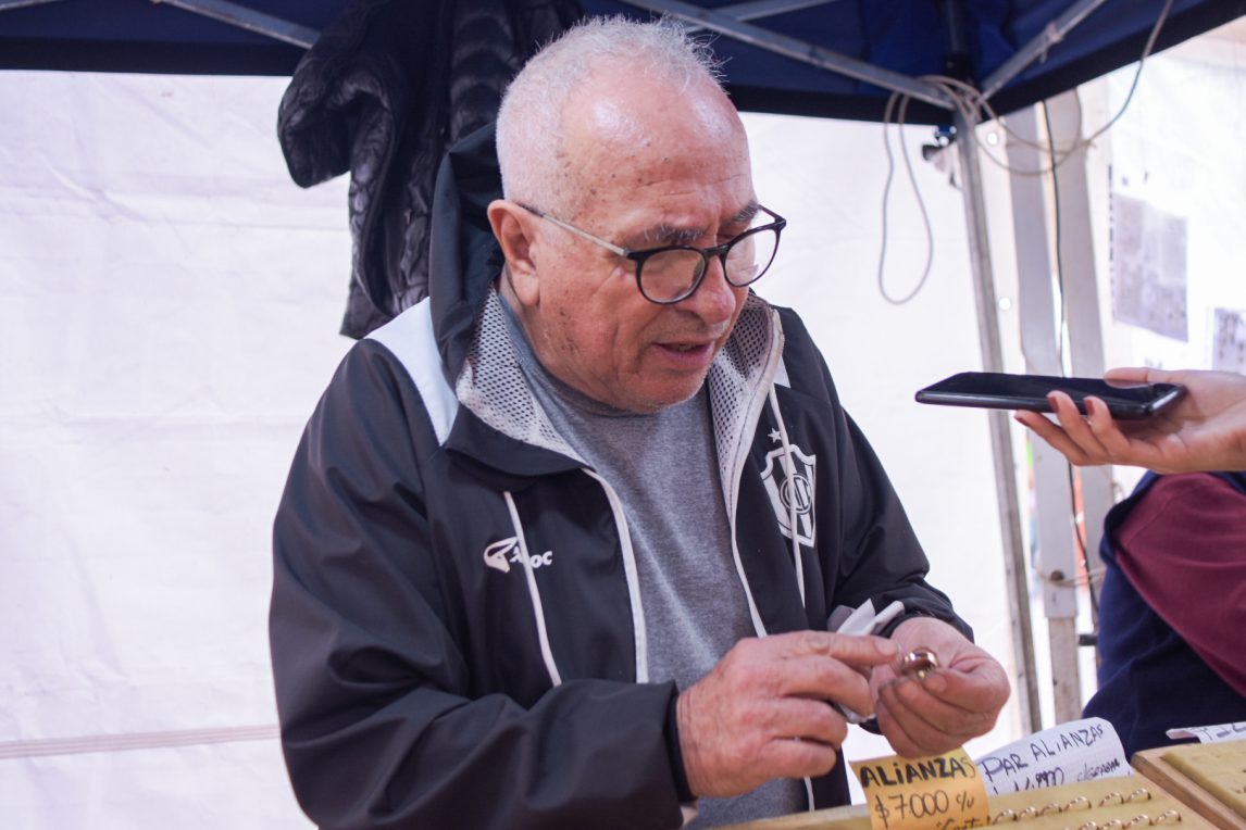 Elabora alianzas con monedas: “La gente de bajos recursos es la que más me compra”