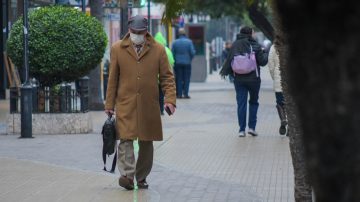 Mañana fría en Santiago ante la expectativa por la Marcha de los Bombos