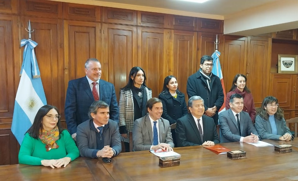 Humanidades firmó un convenio con la Fundación de Estudios e Investigación Tributarias